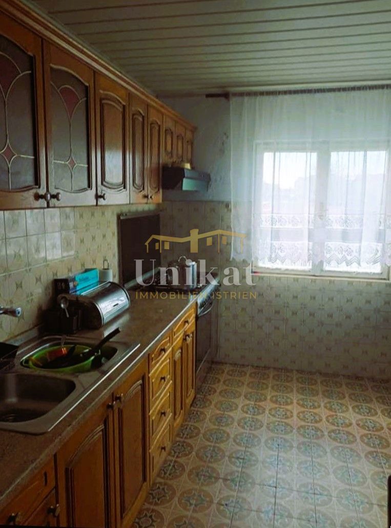 Kamnita dvojna hiša vseljiva, za obnovo